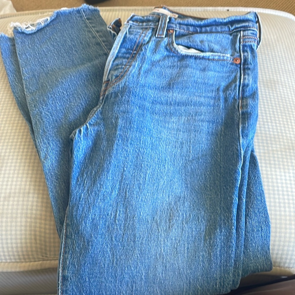 Levi wedgie jeans with distressing size 26
